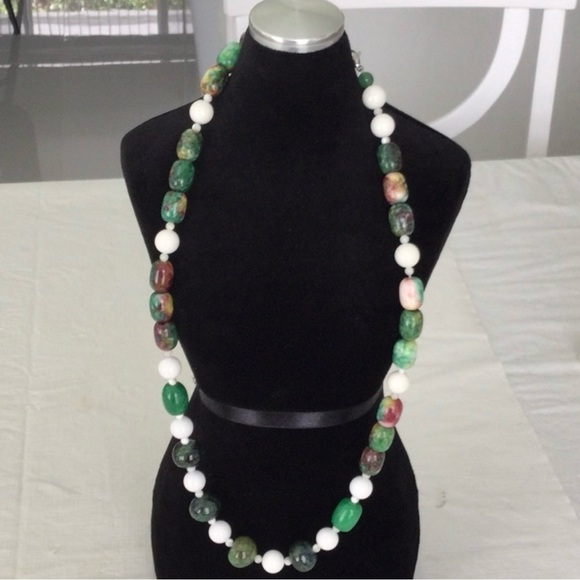 Woman’s Stone Necklace with clasp color green white some red - Picture 1 of 5